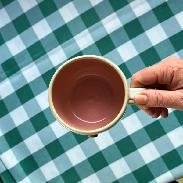 kubek Świnki wśród stokrotek